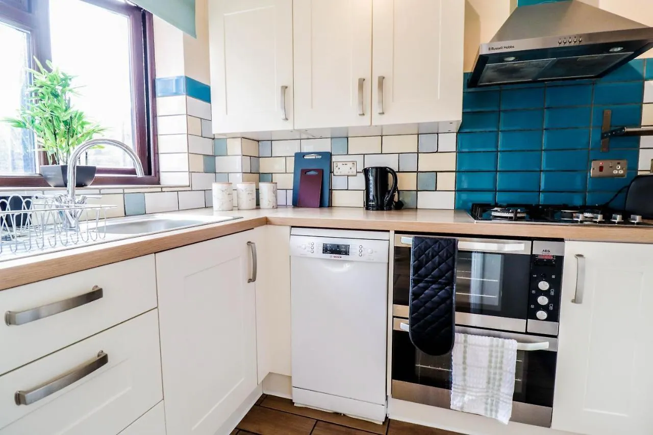 Spacious 1 Bed Flat-Free Parking Hillingdon