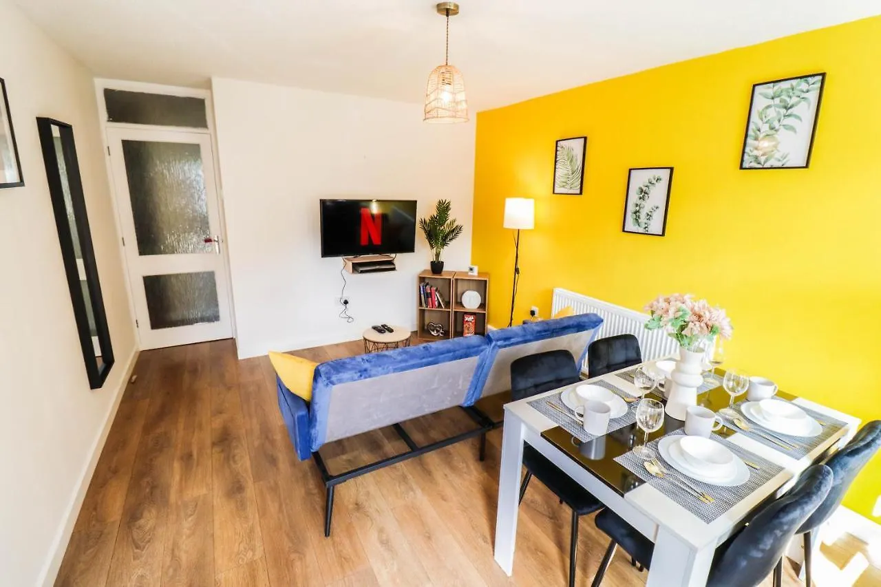 Spacious 1 Bed Flat-Free Parking Hillingdon 0*,  Velká Británie