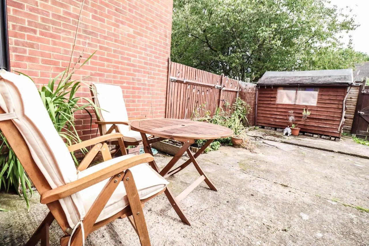Spacious 1 Bed Flat-Free Parking Hillingdon 0*,  Velká Británie