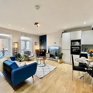 stylish-central-southend-2br-flat-long-and-short-stay.cambridgehotelsuk.com/