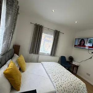  Apartment Luxury Ensuite 2nd Flat With Great Views In Keedonwood Road With Fully Own Bathroom Newly Added And Private Kitchenette