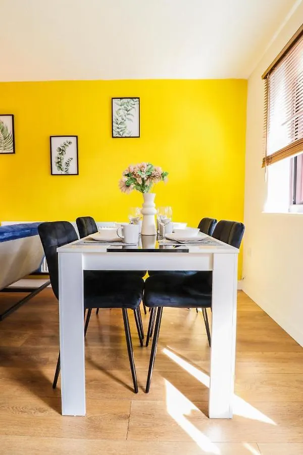 Spacious 1 Bed Flat-Free Parking Hillingdon 0*,  United Kingdom