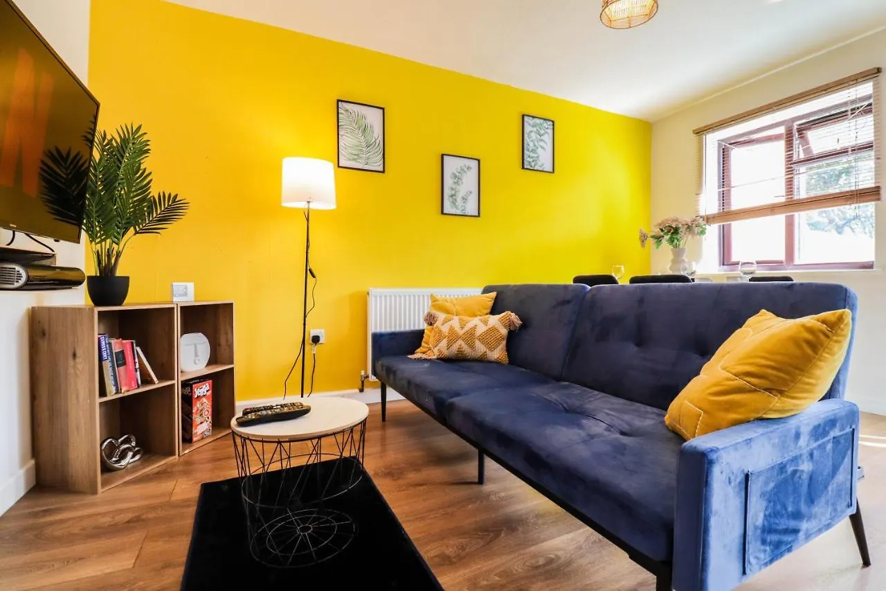 Spacious 1 Bed Flat-Free Parking Hillingdon 0*,