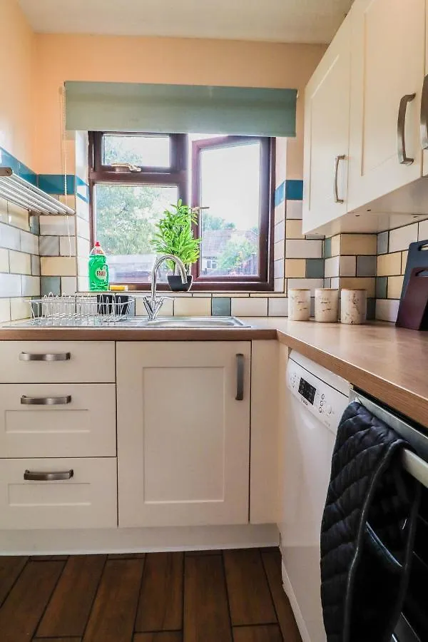 Spacious 1 Bed Flat-Free Parking Hillingdon Apartment